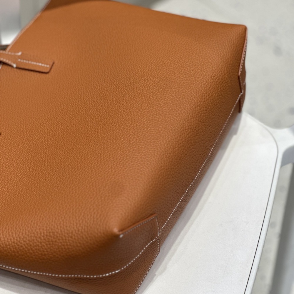 Binnen en buiten contrasterend - Quiet Luxury Bags Tote recensie en prijs